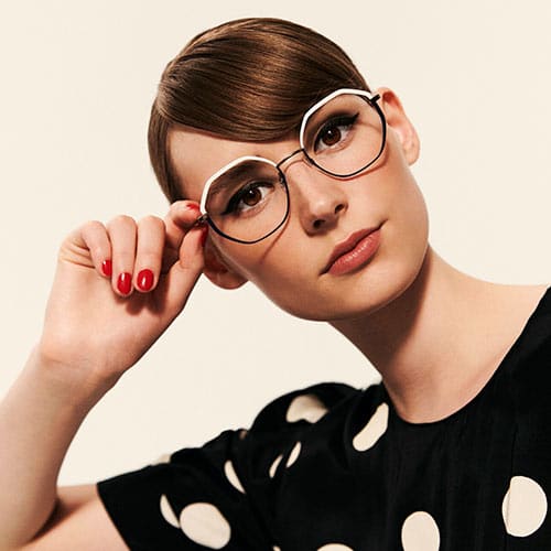 Frau mit moderner Brille