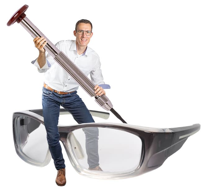 Optiker Simon Jäkel mit Arbeitsschutzbrille